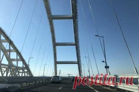 На Крымском мосту временно перекрыто движение автомобилей. Находящихся на мосту и в зоне досмотра попросили сохранять спокойствие.