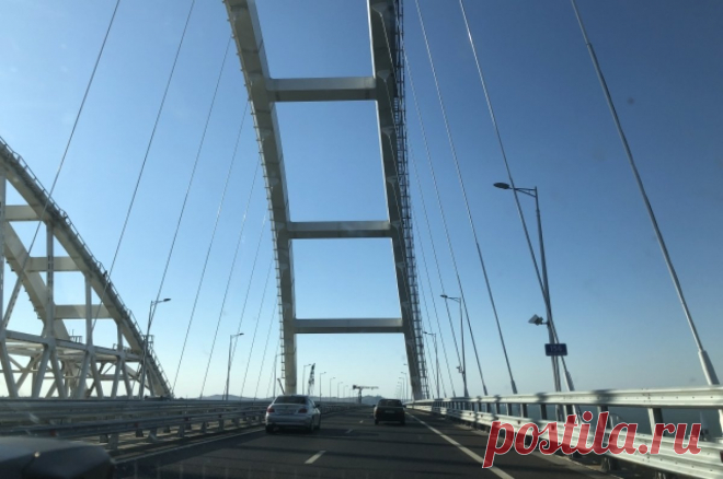 На Крымском мосту временно перекрыто движение автомобилей. Находящихся на мосту и в зоне досмотра попросили сохранять спокойствие.
