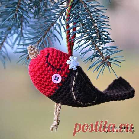 Crochet Robin bird - christmas ornament - pattern, DIY Little Robin Bird told to me, that the Christmas is here :-)  *This is a crochet pattern and not the finished item*  This pattern is written in standard American (US) terms, in English language, with step-by-step instruction and plenty pictures for succesfull completing of your work. Pattern is available for instant download. Once payment is confirmed, you will receive a link to download the pattern immediately.  *****...