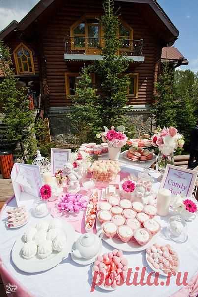 Сладкий стол (Candy Bar, Sweet Table) - это уже неотъемлемая часть декора свадебного торжества! Разнообразие вкусных десертов, красивое оформление стола, изящная посуда и этажерки - не оставляют гостей равнодушными!
Представляем вашему вниманию череду инсталляций "Сладких столов" с наших свадеб!
Свадьба в стиле "Розовое амбре" 7 июня 2014 "Байкал 21"
Организатор - Екатерина Тагильцева 
Кондитеркая - SweetHomm