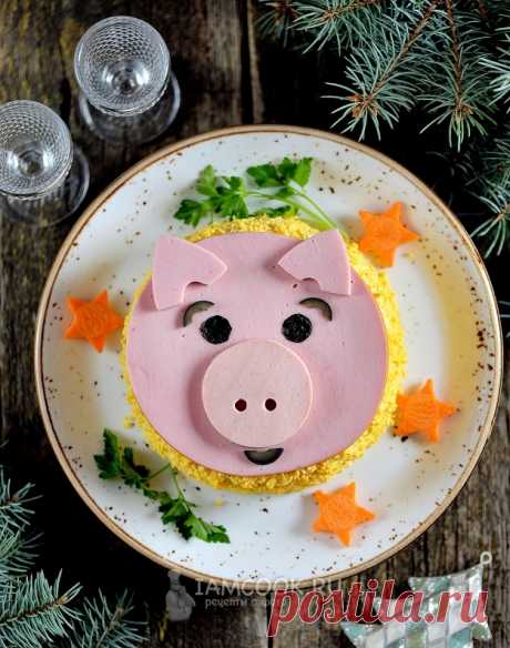 Новогодний салат «Свинка» с копченой курицей — рецепт с фото пошагово