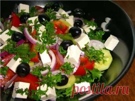 Салат из помидоров и маслин под оливковым соусом.+