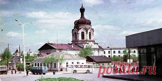 Фото из архива. 1970-е годы, вид на Александро-Невскую церковь, уничтоженную (взорванную) 25 мая 1978 года