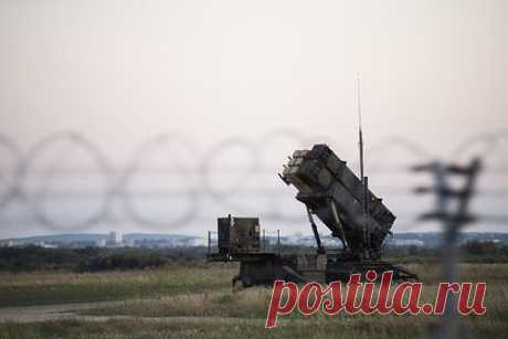 В США усомнились в способности ВСУ использовать ЗРК Patriot. Вооруженные силы Украины (ВСУ) вряд ли смогут использовать зенитно-ракетные комплексы в ближайшее время, усомнился председатель комитета по вопросам вооруженных сил Палаты представителей Адам Смит. Тем не менее он отметил, что в краткосрочной перспективе США смогут поставить другую модель ЗРК.