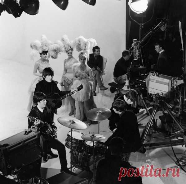1964. The Beatles on set of a A Hard Day’s Night - p4226 | PastYears.info