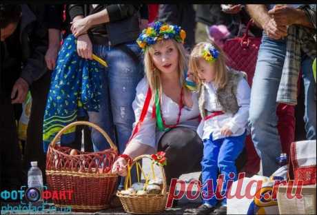 На Хортице празднование Пасхи переросло в парад вышиванок — Заноза. Новости и события в Запорожье