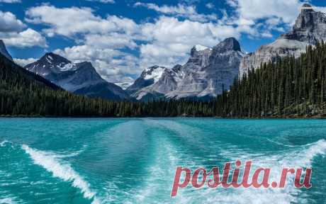 Beautiful mountains and the blue lake wallpaper - 1156883