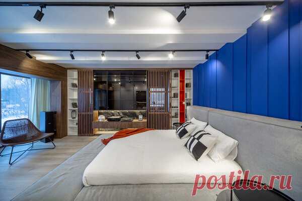 Дачный ответ: спальня с панорамным окном и синей стеной | flqu.ru - квартирный вопрос. Блог о дизайне, ремонте