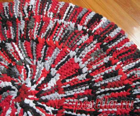 T Shirt Rug Circular Rag Rug Crimson Red Black Gray Cotton Nursery Office Modern Rustic 43 in diameter  -- US Shipping Included Various shades of crimson red, black, and gray mingle to create a rag rug that is as sporty as it is vibrant. The classic colors of our t-shirt rug complement a variety of decor styles: modern, retro, country, rustic, or even a cabin look. Our t-shirt circular rug is approximately 43 inches in diameter, appropriately sized for use as a practical a...