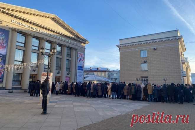 Тысячи людей встали в очередь на прощании с экс-главой Кузбасса Тулеевым. Жители Кемерово пришли к зданию Музыкального театра имени А.К. Боброва, несмотря на 13-градусный мороз.