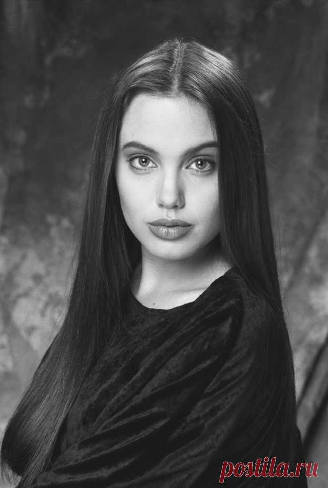 Анджелина Джоли (Angelina Jolie) в фотосессии Роберта Кима (Robert Kim) (1991).