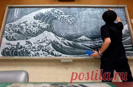 Художник и преподаватель японской школы Хиротака Хамасаки радует своих учеников невероятными рисунки на классной доске. А Вы бы хотели такого учителя? 😏