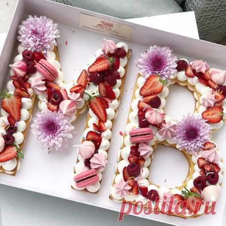 Happy Birthday 🎉🍬💕 עוד מזל טוב בסגנון ורוד #gargeran #foodil #pink #macaron #flower #biscuit #vanilla #cream #strawberry #cake #birthdaycake