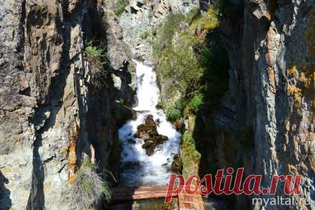 Водопад Бельтертуюк за селом Куюс в Горном Алтае