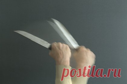 Россиянин смог выжить после нападения 30-летнего знакомого с ножом. В Камчатском крае возбуждено уголовное дело по факту покушения на убийство 55-летнего жителя города Елизово. Находившийся в состоянии алкогольного опьянения 30-летний россиянин поссорился со знакомым и напал на него с ножом. В ходе конфликта он нанес не менее четырех ударов в жизненно важные органы.