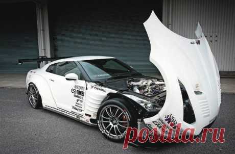 Nissan GT-R. 
Мощность: 1 000 л.с. Двигатель: кованые поршни CP; двухтавровые шатуны Carillo; распределительные валы JUN, фиксаторы JUN, клапанные пружины JUN; турбины GT3082R; выпуск Ben Sopra; изготовленные на з…