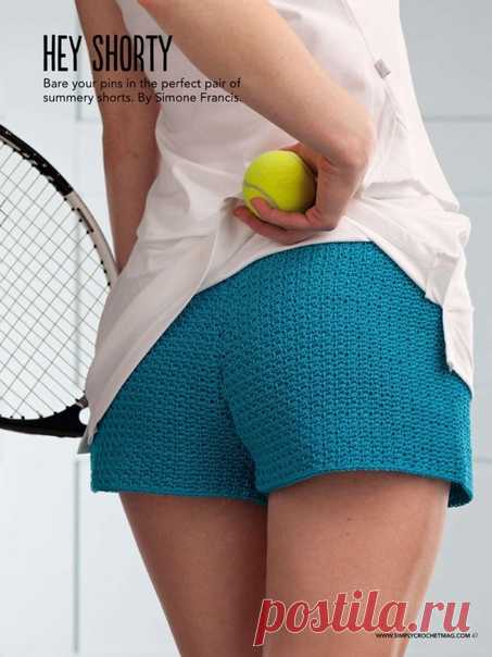 Вязаные шорты крючком Tennis Shorts.
Размеры: 8/10/12/14-16
Талия: 65/69/74/82 см
Бёдра: 90/94/99/106 см
Размеры готового изделия:
Талия: 83/88/92/96,5 см 
Бёдра: 101/110/114/120 см 
Длина: 25/26/26/27 см
Хлопковая пряжа Sirdar Cotton DK (100% хлопок; длина = 212 метров в 100 граммах) 300/300/300/400 г голубого цвета 515,
крючок 4 мм,
игла.
Плотность вязания крючком составляет 18 петель и 23 ряда в 10 см твидового узора, вязанного крючком 4 мм.