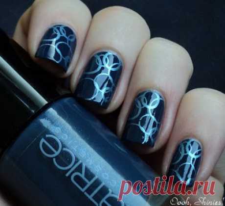 Oooh, Shinies!: Another light on dark mani, this time in blue