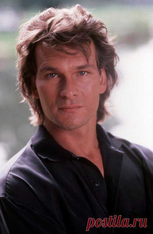 ღ Патрик Уэйн Суэйзи (англ. Patrick Wayne Swayze; 18 августа 1952 — 14 сентября 2009) — американский актёр, танцор и автор-исполнитель, наиболее известный по ролям в фильмах «Грязные танцы» (1987), «Привидение» (1990) и «На гребне волны» (1991). В 1991 году американский журнал «People» назвал актёра «самым сексуальным мужчиной» года.