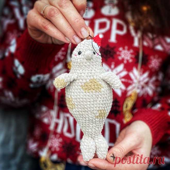 PDF Новогодний Сивуч крючком. FREE crochet pattern; Аmigurumi animal patterns. Амигуруми схемы и описания на русском. Вязаные игрушки и поделки своими руками #amimore - плюшевый тюлень, морской котик из плюшевой пряжи.