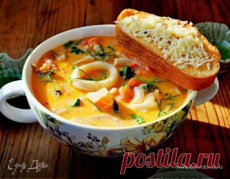 Сливочный суп с морепродуктами, томатами и пармезановыми гренками.