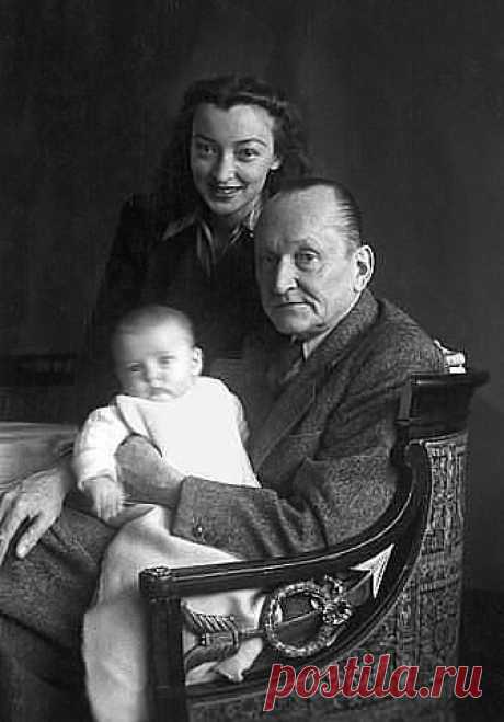 Народные артисты СССР Александр Николаевич Вертинский с супругой Лидией и дочкой
