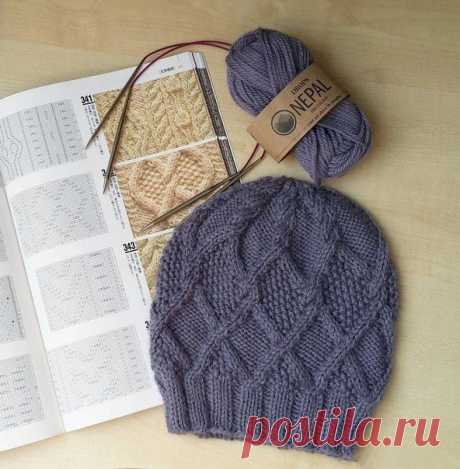 Тёплая шапочка с аранами - короткие круговые спицы 4,5 и 5, чулочные спицы 5&nbsp; - вязальный крючок или трикотажная игла   Размеры после ВТО в сложенном состоянии:  ширина 20 см, длина 22 см (на взрослого человека, размер 56-58).