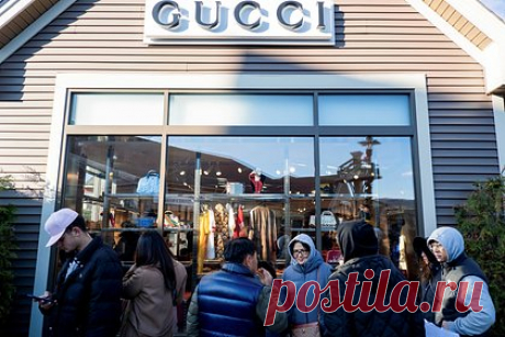 Сотрудники Gucci объявили забастовку. Около 50 сотрудников Gucci объявили забастовку в знак протеста против перевода значительной части работников из Рима в Милан. В октябре руководство компании Kering, владеющей маркой, заявило, что данное решение коснется 153 из 219 дизайнеров. Однако, по мнению работников, оно равносильно коллективному увольнению.