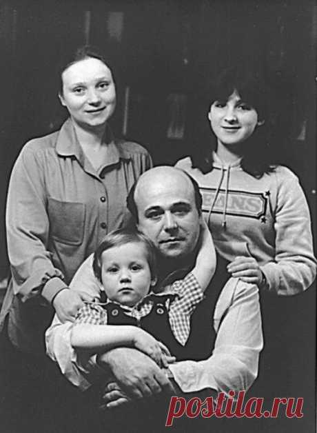 Папы-одиночки: Советские и российские знаменитости, воспитавшие детей без мамы  Калягин Александр со второй женой Евгенией Глушенко и детьми