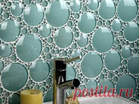 Стеклянная плитка мозаика для ванны.Первый раз такую вижу.