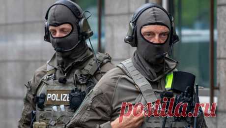 Немецкий спецназ задержал украинца в туалете электрички. Гражданина Украины задержали в туалете немецкой электрички после конфликта из-за отсутствия билета. Об этом со ссылкой на немецкое издание Bild сообщает РИА Новости. &quot;[Гражданин Украины] добрался до аэропорта Дрездена на электричке, ...