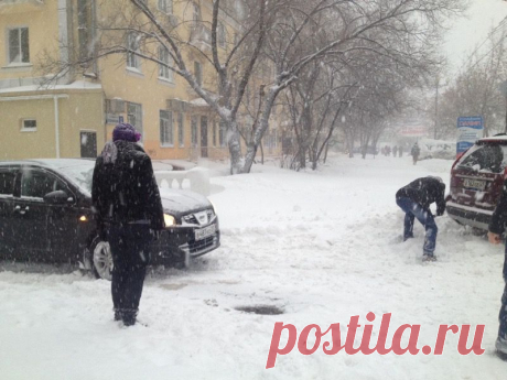 Пешеходные тротуары занесло снегом и хабаровчане передвигаются по автодорогам - Новости Событий - Новости Mail.Ru