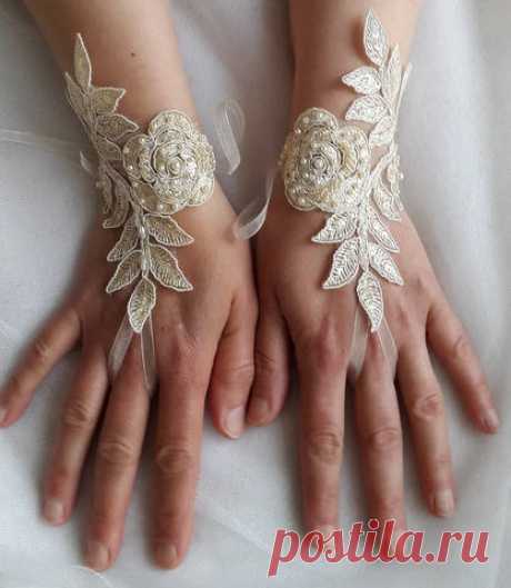 Beaded champagne, lace wedding gloves, costume gloves,dress gloves, free shipping! Bridal accessories, bridal jewelry beach ....  dress gloves.   unusual and unique items .... French lace gloves.   This model has been designed as the perfect accessory for a wedding to help French lace, satin ribbon, elastic band, ivory beaded lace. Very stylish. an ideal design for beach wedding ...   Its the perfect accessory for wedding photos ....   Size can fit every foot. Your opinion...