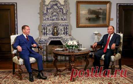 Медведев оценил вклад президента Вьетнама в развитие сотрудничества двух стран. Зампред Совбеза подчеркнул, что в России очень рады видеть Нгуен Суан Фука как друга и гостя