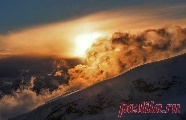 «Прогулка в рассветных облаках». Отважные альпинисты идут на вершину Эльбруса на рассвете. Автор фото – Елена Пахалюк: nat-geo.ru/photo/user/316643/