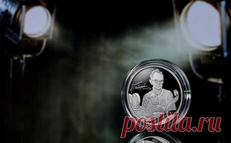 В России выпустили монету с Леонидом Гайдаем. В сообщении о выпуске монеты ЦБ назвал Гайдая «выдающимся кинорежиссером, чей юмор неподвластен времени». В этом году знаменитому режиссеру могло бы исполниться 100 лет