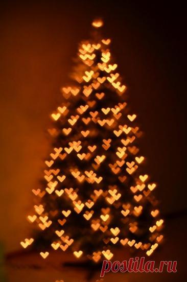 Новогодние и рождественские гадания. Святочные недели — время, когда граница между мирами истончается, а будущее говорит на языке символов. Это не просто гадания на суженого, а практики чтения знаков от самой судьбы, где вода, огонь и холодный январский воздух становятся проводниками.