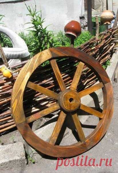 Декоративное колесо от телеги своими руками Декоративное колесо от телеги своими рукамиВ умелых руках даже колесо может стать украшением дачи.