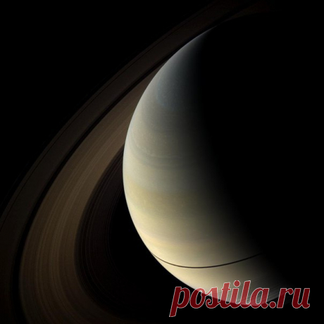 Узкая полоса тени от колец на экваторе Сатурне в равноденствие, которое происходит раз в 15 земных лет. Изображение получено с космического аппарата Кассини широкоугольной камерой 18 июля 2009 года с расстояния около 2,1 млн. км (1,3 млн. миль) от Сатурна. Масштаб изображения составляет 122 километров (76 миль) на пиксель. / Физика невозможного!