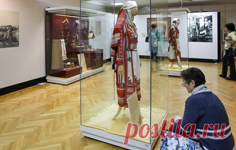 В Чебоксарах открыли выставку старинной чувашской одежды и обрядовых предметов. Она приурочена ко Дню чувашской вышивки, который является государственным праздником в регионе и отмечается 26 ноября