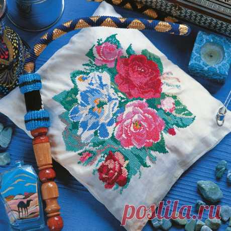 Descargar esquemas Almohada con rosas. , un tipo de costura punto de cruz - Valentina.ru