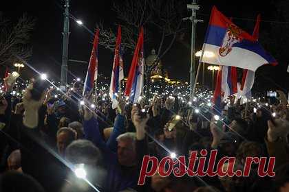 Сербская оппозиция перекрыла центр Белграда. Более полутора тысяч сторонников оппозиционной коалиции «Сербия против насилия» перекрыли движение в центре Белграда и направились к зданию столичного полицейского управления. Протестующие по призыву депутата парламента Сербии Срджана Миливоевича хотят «узнать судьбу» задержанных сторонников оппозиции.