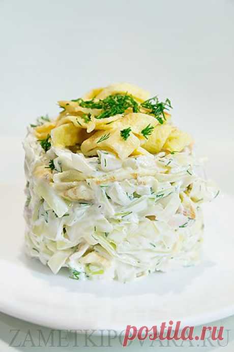 Салат из белокочанной капусты с курицей и яичными блинчиками.