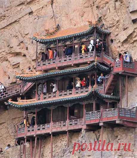 планета Земля – Google+
Сюанькун-сы — храмовый комплекс, построенный на скале около священной горы Хэншань провинции Шаньси в Китае. Монастырь расположен в 65 км к юго-востоку от города Датун. В окрестностях Датуна также расположены гроты Юньган. Сюанькун-сы имеет большое историческое значение в регионе, активно посещается туристами.