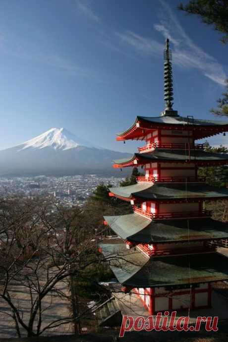 The pagoda of Chureito &amp; Mount Fuji by Lonely Planet Images © Bob Charlton | Kimberly Marie приколол(а) это к доске Japan