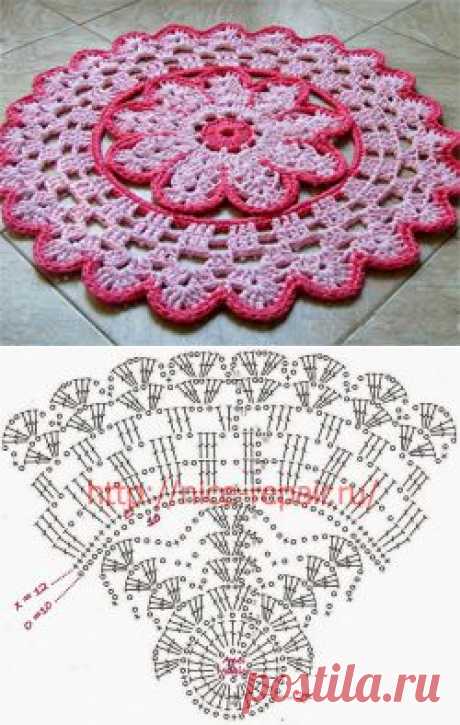 Круглый розовый коврик с цветком