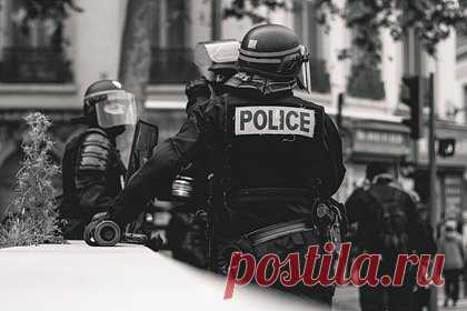 В Италии произошли столкновения анархистов с полицией. В городе Турин на севере Италии произошли столкновения анархистов с полицией во время шествия в поддержку экстремиста Альфредо Коспито, отбывающего тюремный срок. Участие в акции приняли около 1000 человек, они совершили несколько актов вандализма, в том числе разбили витрины, повредили автомобили и дорожные знаки.