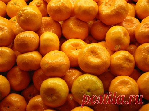 Мандарины всегда называют новогодними плодами, потому запах этих чудесных плодов вызывает у нас праздничные ассоциации. И это не случайно, оранжевый цвет уже подсознательно вызывает у людей ощущение радости, восторга, душевного подъема.