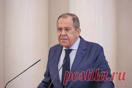 Лавров назвал «мирную формулу Зеленского» невыполнимым ультиматумом. «Мирная формула» Владимира Зеленского, которую навязывает Запад, в действительности является невыполнимым ультиматумом для России. Так позицию Европейского союза и США назвал глава МИД РФ Сергей Лавров на встрече шерп/су-шерп стран БРИКС. Запись выступления доступна на странице ведомства в социальных сетях.