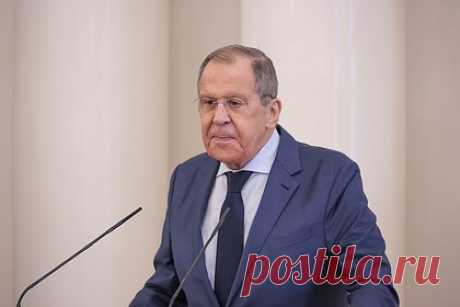 Лавров назвал «мирную формулу Зеленского» невыполнимым ультиматумом. «Мирная формула» Владимира Зеленского, которую навязывает Запад, в действительности является невыполнимым ультиматумом для России. Так позицию Европейского союза и США назвал глава МИД РФ Сергей Лавров на встрече шерп/су-шерп стран БРИКС. Запись выступления доступна на странице ведомства в социальных сетях.
